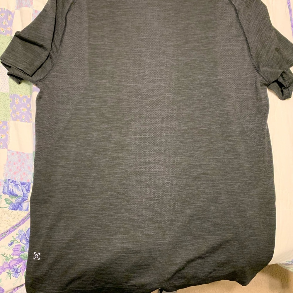 LULULEMON METAL VENT TECH SIZE LARGE